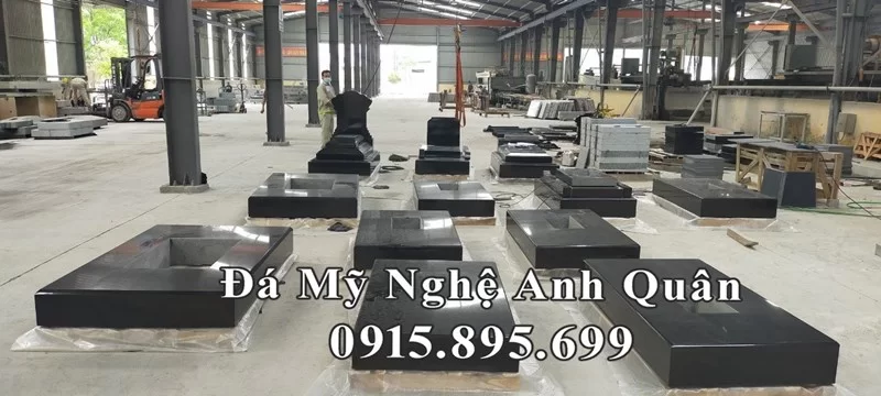 Phần đế của ngôi Mộ đá Granite nguyên khối 100%.