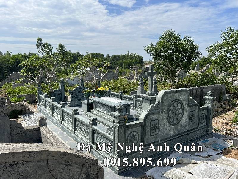 Phía sau khu lăng mộ đá tại Nghệ An