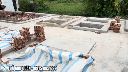 Xây dựng nền móng lăng mộ, các huyệt mộ, lăng thờ đá, vị trí đặt cổng đá, cuốn thư và quy hoạch xung quanh lăng mộ đảm bảo.